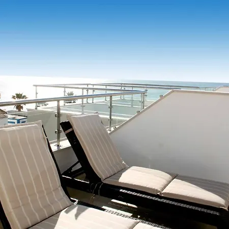 Beach-side - Beautiful Sea Views + Pool Appartement