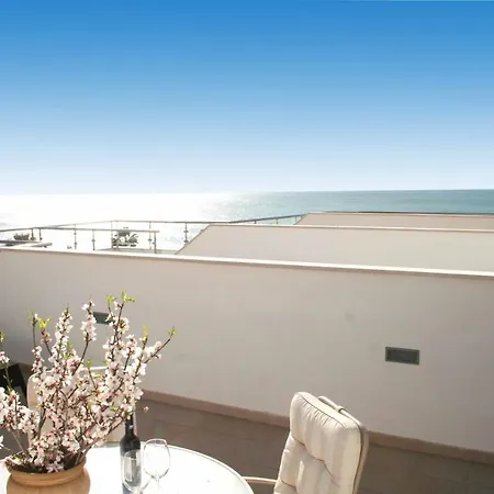 Beach-side - Beautiful Sea Views + Pool