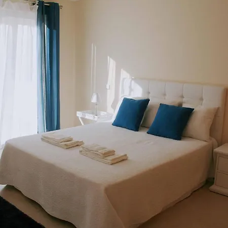Beach-side - Beautiful Sea Views + Pool *